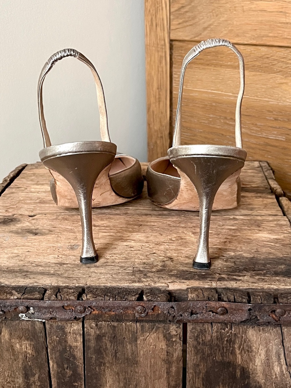 🔴SOLD🔴 Vintage Manolo Blahnik Gold Metallic Leather Carolyne Slingback Heels - Picture 9 of 13